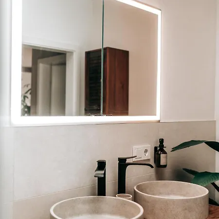 Apartment Getaway Penthouse: & Cinema *
